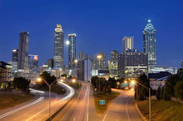 Atlanta Skyline acima Freedom Parkway — Fotografia de Stock