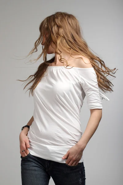 Młoda dziewczyna w biały t-shirt kręci się dookoła — Zdjęcie stockowe