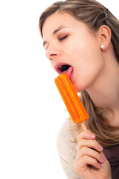 Mooie vrouw likken ijs pop — Stockfoto