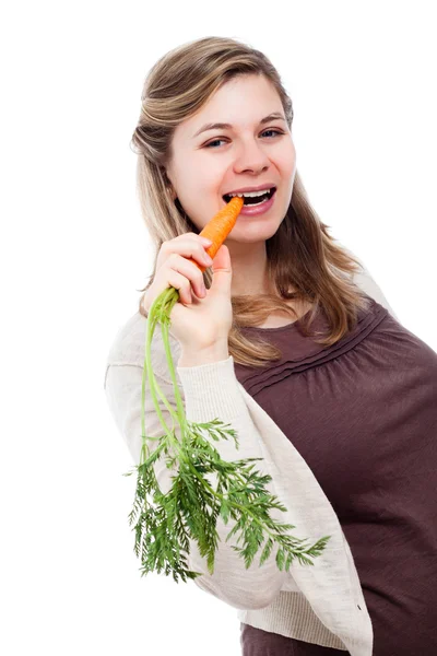Γυναίκα τρώει καρότο — Φωτογραφία Αρχείου