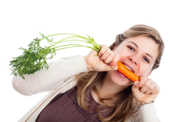 Frau beißt Karotte — Stockfoto