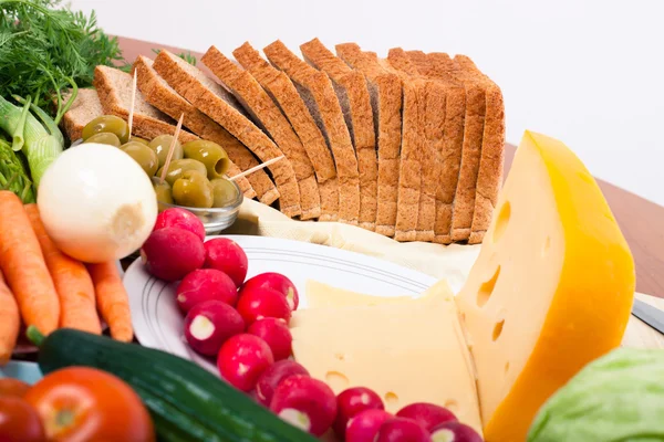 Сир, хліб та овочі — стокове фото