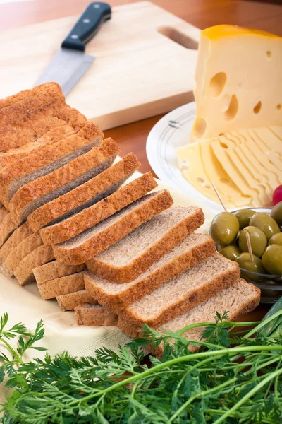 Pan, queso Emmenthal, tabla de cortar — Foto de Stock