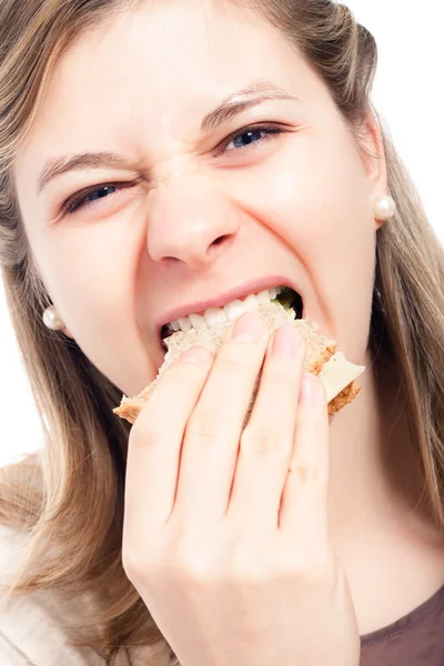 Голодная женщина ест сэндвич — стоковое фото