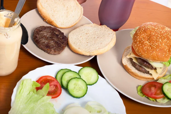 Servindo hambúrgueres com queijo e legumes — Fotografia de Stock