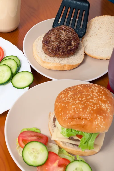 Voorbereiding van zelfgemaakte hamburgers — Stockfoto