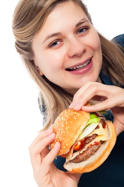 Joyeux belle femme avec hamburger — Photo