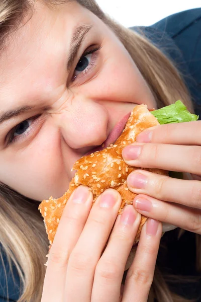 Mulher faminta comendo hambúrguer — Fotografia de Stock