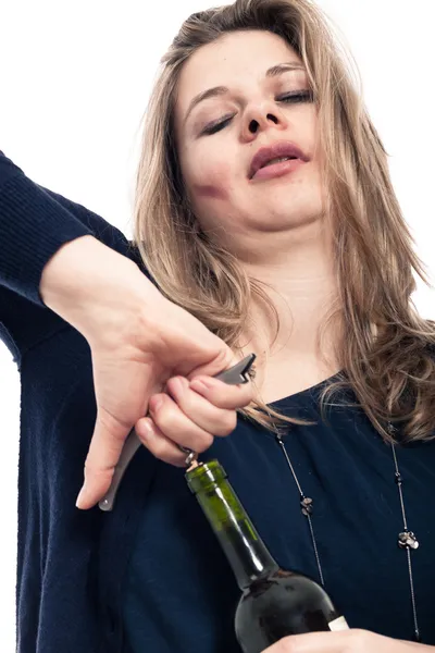 Betrunkene Frau öffnet Flasche mit Alkohol — Stockfoto