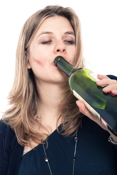 Пьяная женщина пьет алкоголь — стоковое фото