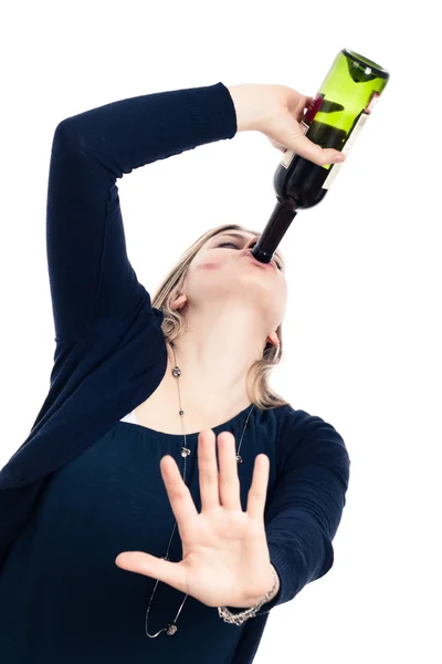 Пьяная женщина пьет вино и жестикулирует. — стоковое фото