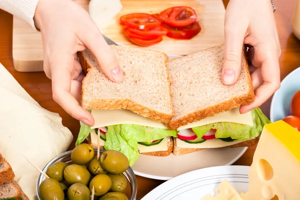 Frische gesunde vegetarische Sandwiches zubereiten — Stockfoto