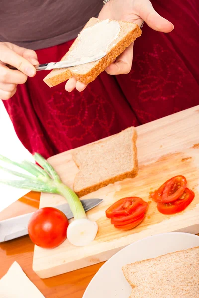 Nő teszik növényi szendvicseket — Stock Fotó