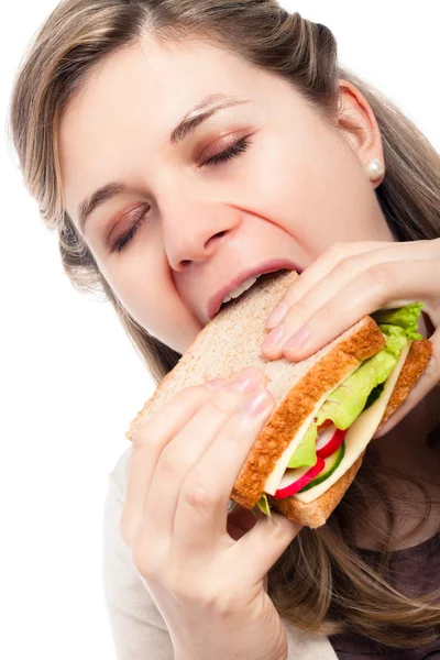 Όμορφα ευτυχισμένη γυναίκα τρώει σάντουιτς — Φωτογραφία Αρχείου