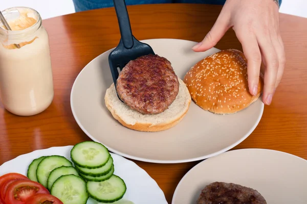 Preparação de hambúrguer caseiro — Fotografia de Stock