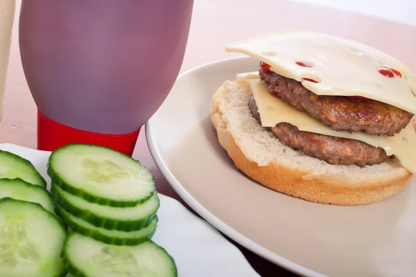 Szolgáló házi dupla hamburger, sajttal — Stock Fotó