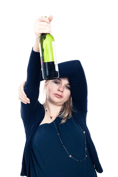 Schläfrige betrunkene Frau mit Flasche Alkohol — Stockfoto