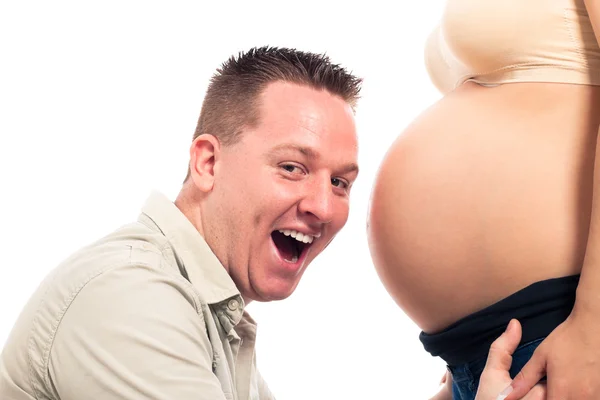 Aufgeregter werdender Vater und schwangerer Bauch — Stockfoto