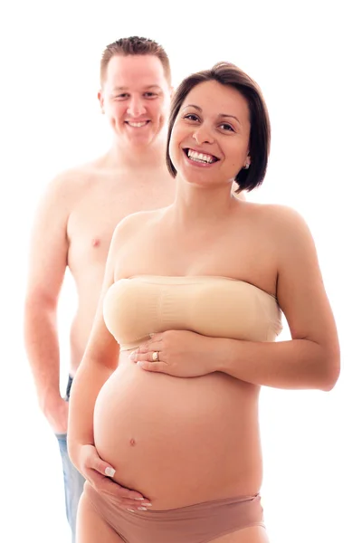 Красивая беременная пара смеется — стоковое фото