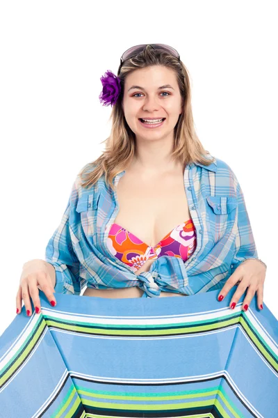 Возбужденная женщина в купальнике с зонтиком — стоковое фото