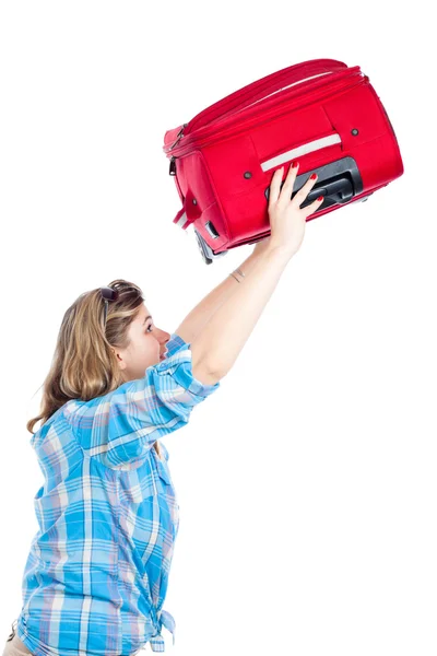 Женщина-путешественница, поднимающая багаж — стоковое фото