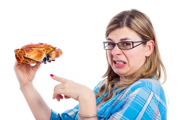 Äcklad kvinna med krabba — Stockfoto