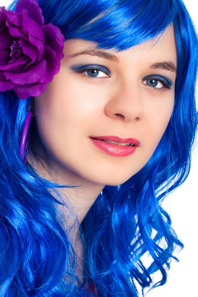 Mulher bonita em peruca azul — Fotografia de Stock