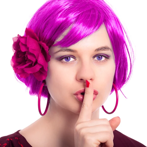Mulher bonita em peruca rosa gesticulando silêncio — Fotografia de Stock