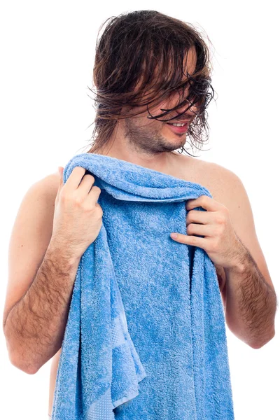 Homme aux cheveux longs après la salle de bain avec serviette — Photo