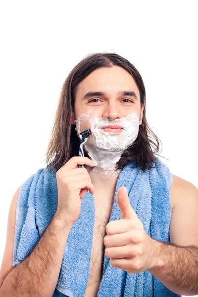 Счастливый мужчина бреется — стоковое фото