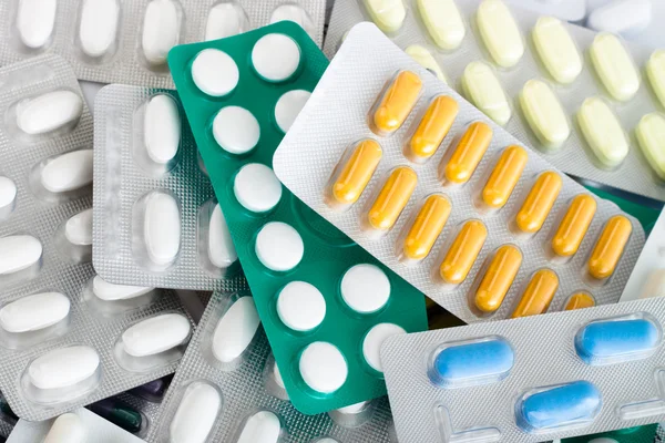 Muchas tabletas y píldoras — Foto de Stock