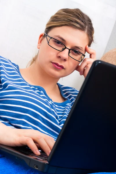 Zamyšlená žena s laptopem — Stock fotografie