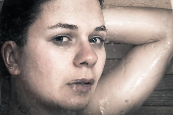 Donna spaventata sotto la doccia — Foto Stock