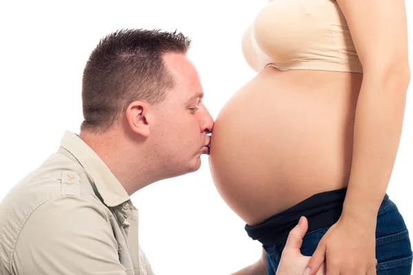 Muži líbání těhotná žena břicho — Stock fotografie