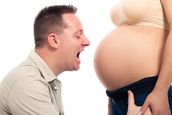 Uomo divertente e donna incinta — Foto Stock