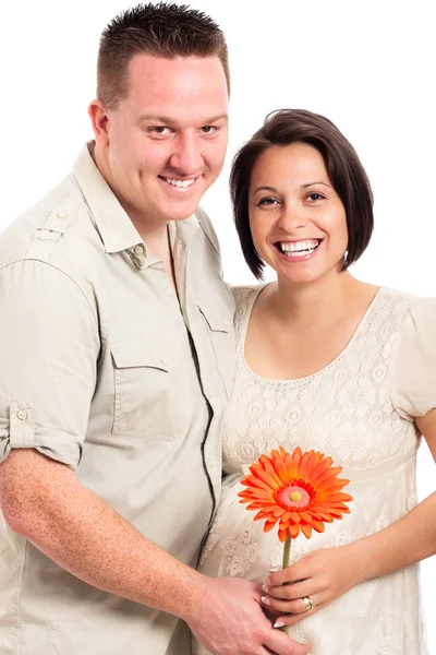 꽃과 함께 아름 다운 행복 한 임신 부부 — 스톡 사진