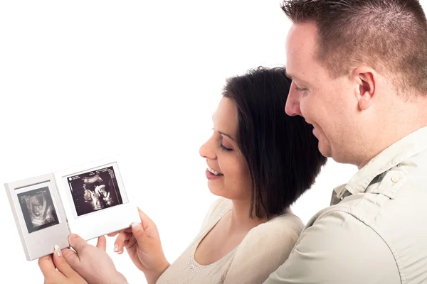 Zwangere paar kijken echografie foto 's — Stockfoto