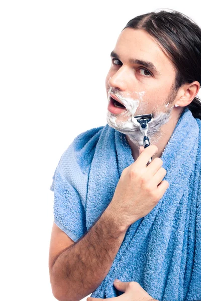 Молодой человек в полотенце бритья — стоковое фото