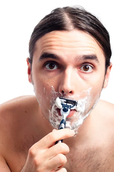 Смешной мужчина бреется лицом — стоковое фото
