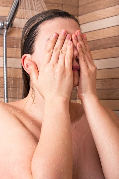 Mulher no chuveiro — Fotografia de Stock