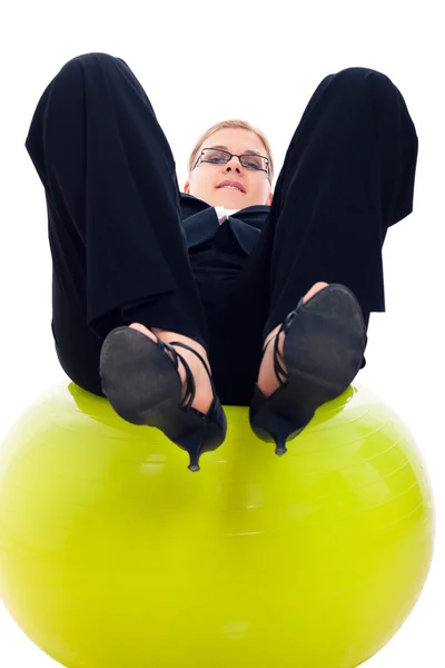 Бизнесмен балансирует на мяче для упражнений — стоковое фото