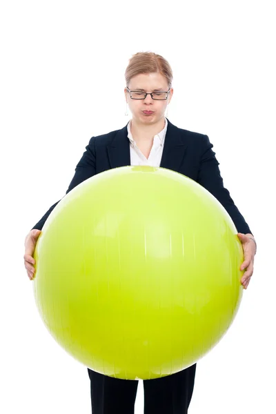 Donna d'affari divertente con palla esercizio — Foto Stock