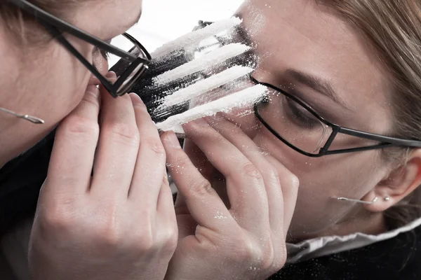 Drug addicted businesswoman snorting cocaine — Stock Photo, Image