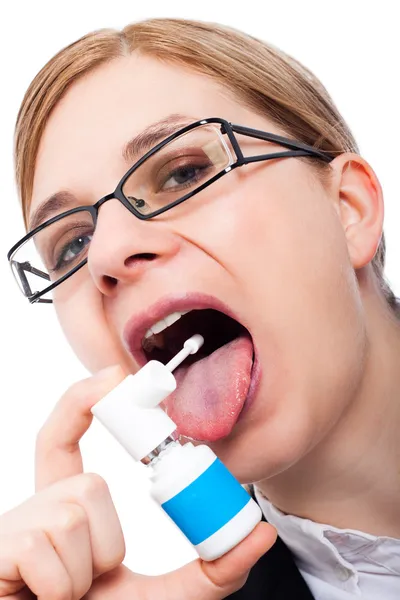 Vrouw met zere keel met behulp van mondelinge spray — Stockfoto