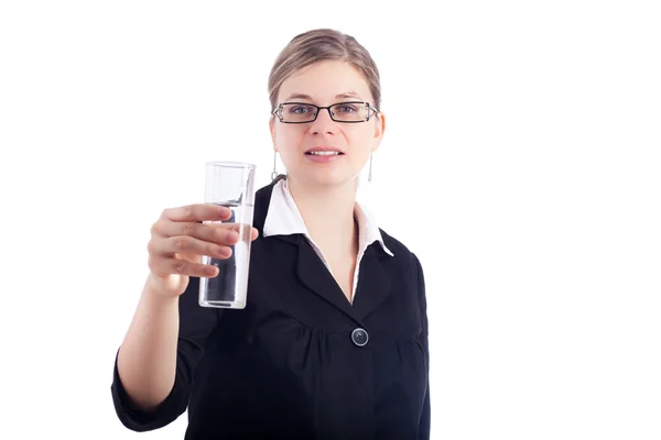 Affärskvinna hålla glas vatten — Stockfoto