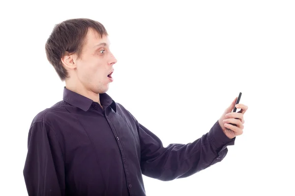 Divertido hombre nerd sorprendido mirando el teléfono celular —  Fotos de Stock