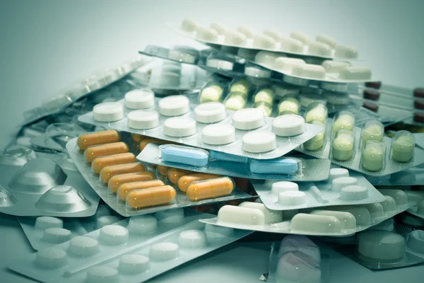 Медицинские принадлежности, таблетки, капсулы и таблетки — стоковое фото