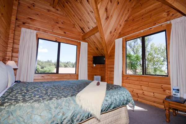 Interiér dřevěná horská chata — Stock fotografie