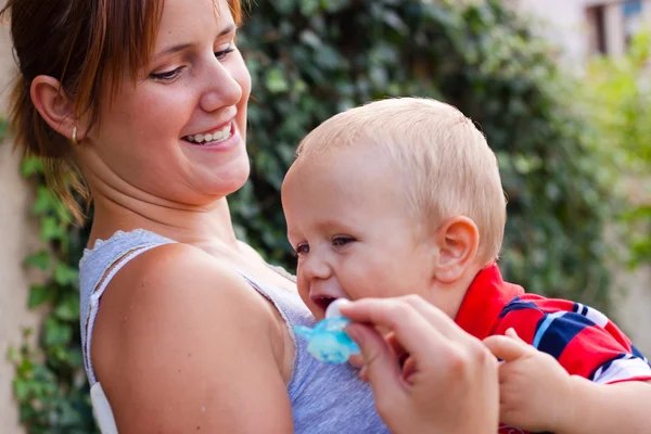 幸せな若い女性および幼児男の子屋外 — ストック写真