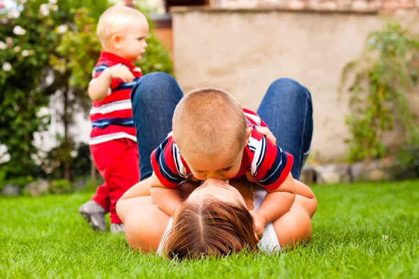Mãe feliz beijando seu filho — Fotografia de Stock